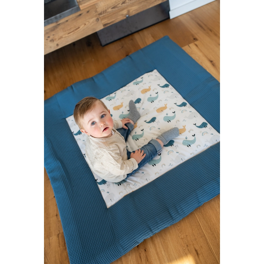 Ullenboom Krabbeldecke Waffelpique Motiv blau Wale 100x100 cm