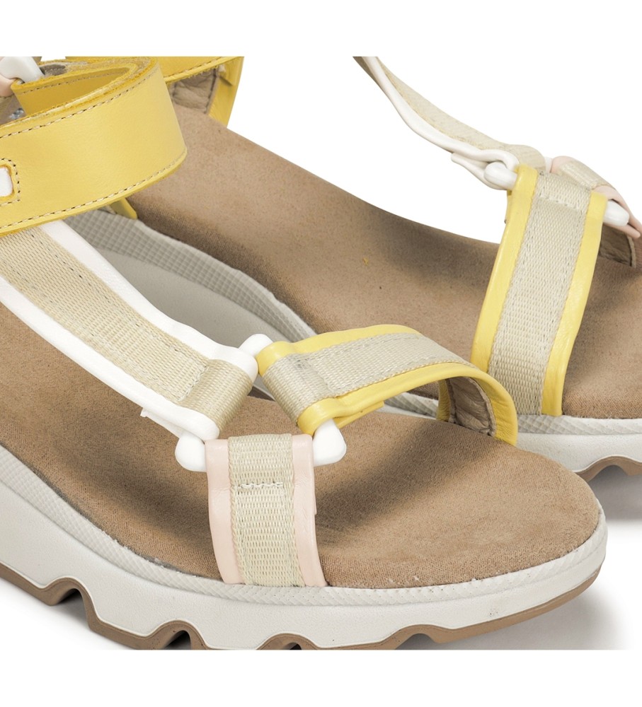 Sandálias Dorking by Fluchos Lais D9022 em couro amarelo - Salto plataforma de 6 cm -