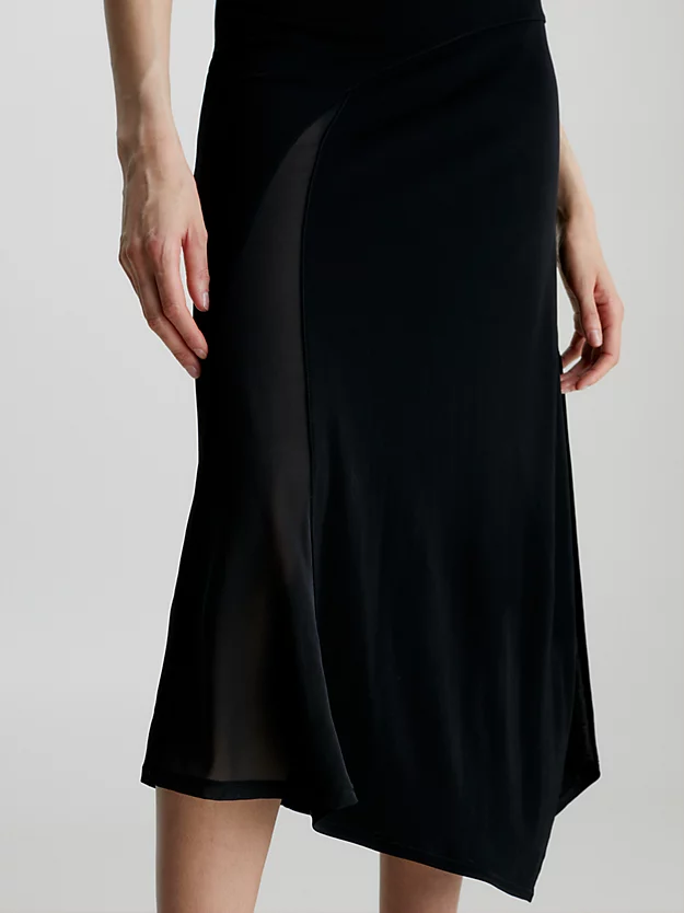 Vestido fluido com painéis transparentes