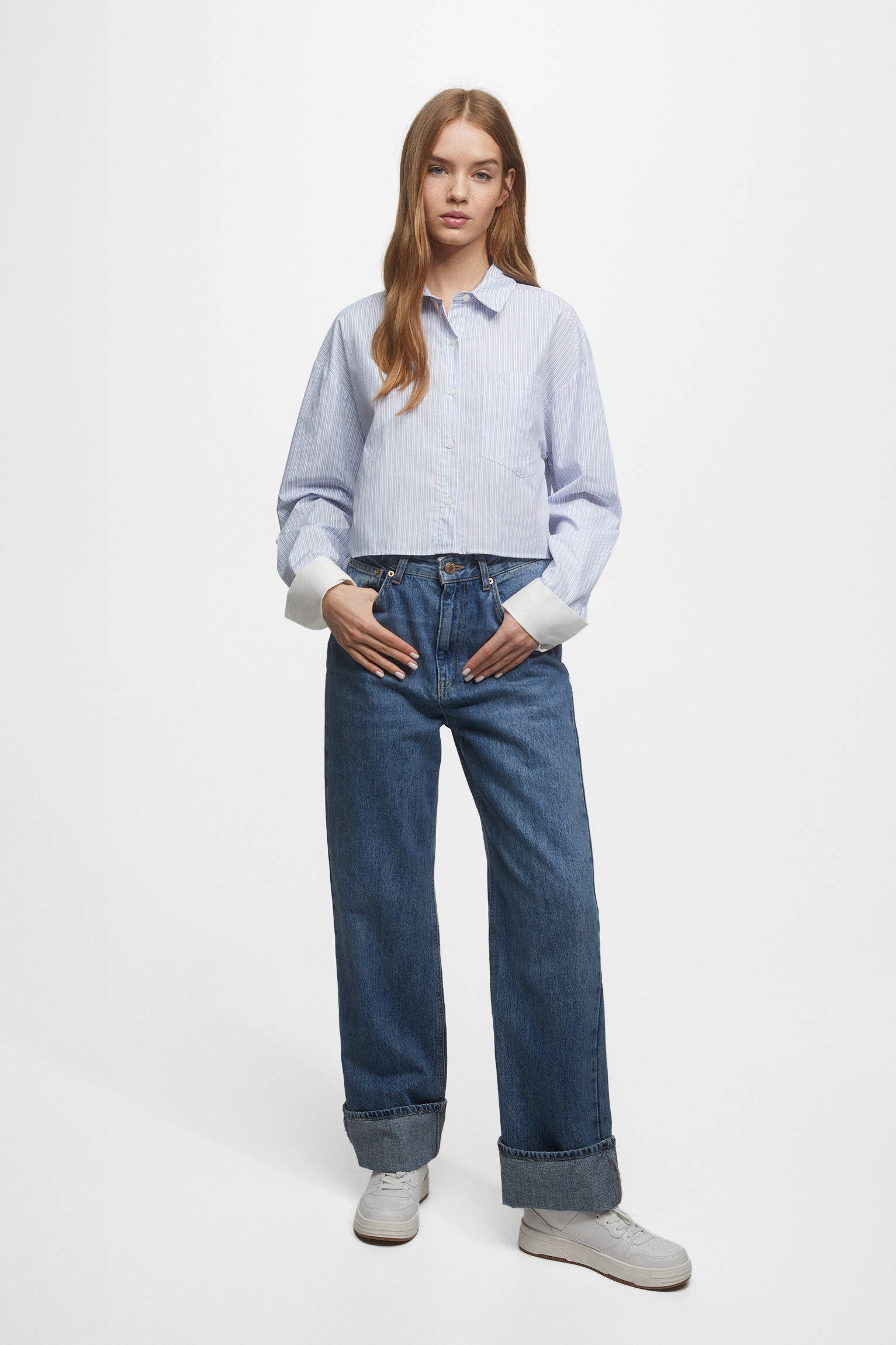 CAMISA LISTRADA COM PUNHOS CONTRASTANTES - BRANCA