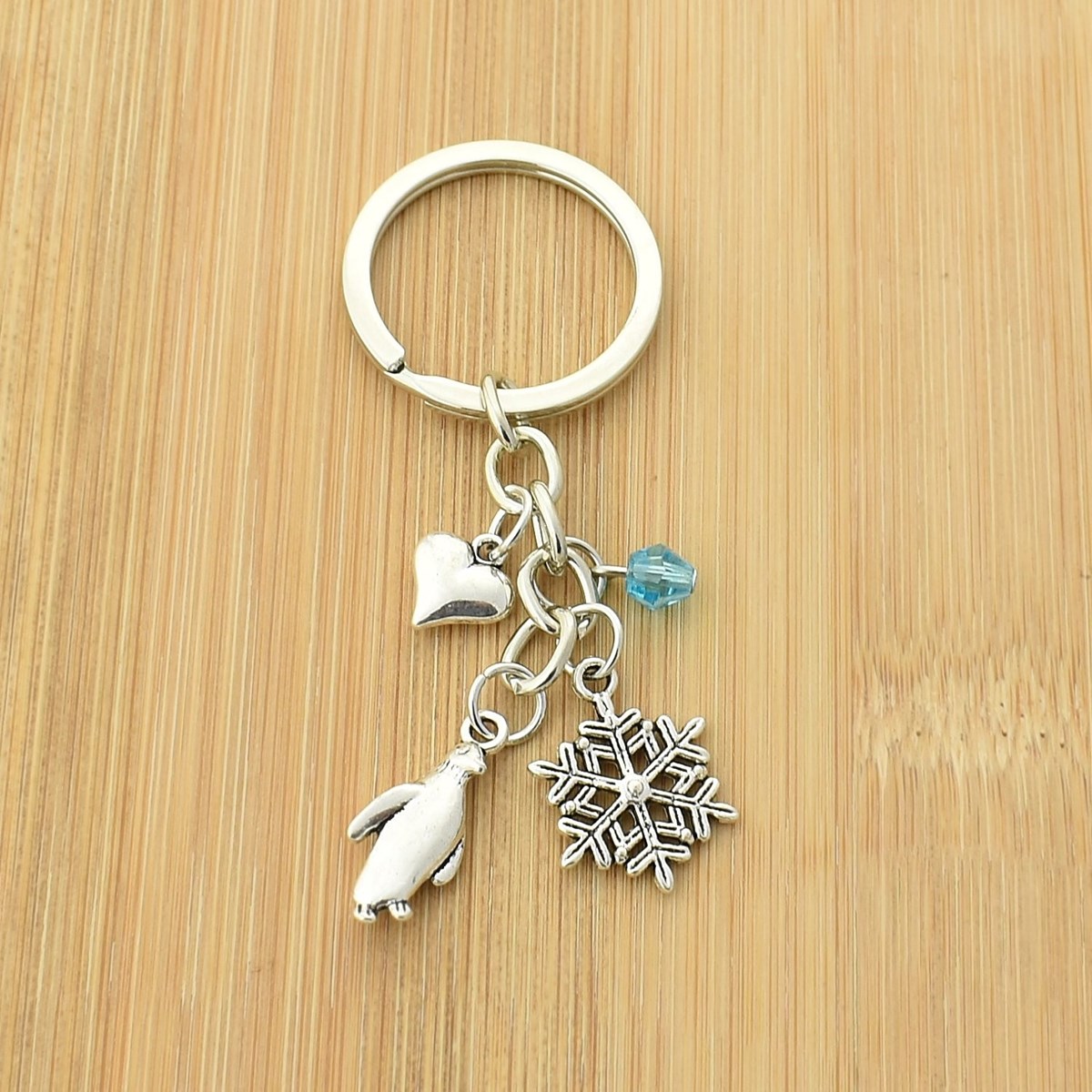 Porte-clés pingouin coeur flocon de neige et perle à facette bleue argenté