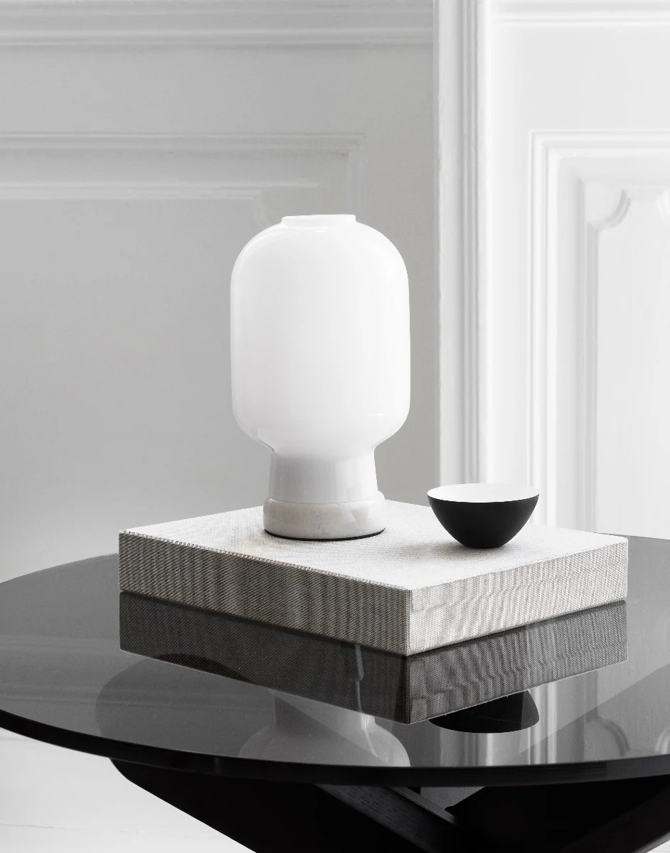 Normann Copenhagen  Amp bordlampe, hvid/messing - H: 26 cm.