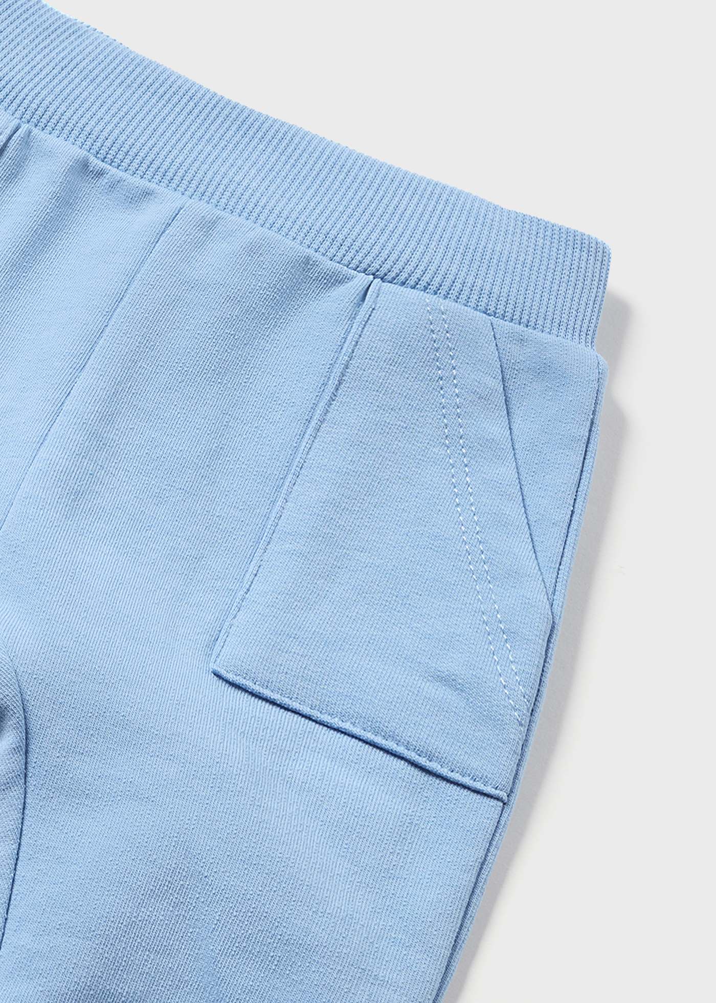 Conjunto de 4 peças em algodão sustentável para recém-nascidos.