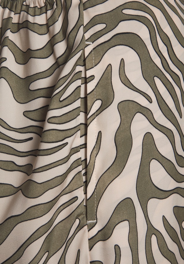 LASCANA Webhose  aus Satin mit Animaldruck, luftige Stoffhose mit Taschen, Strandhose