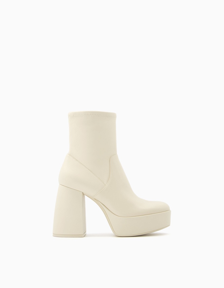 Botas de cano curto com plataforma e salto alto