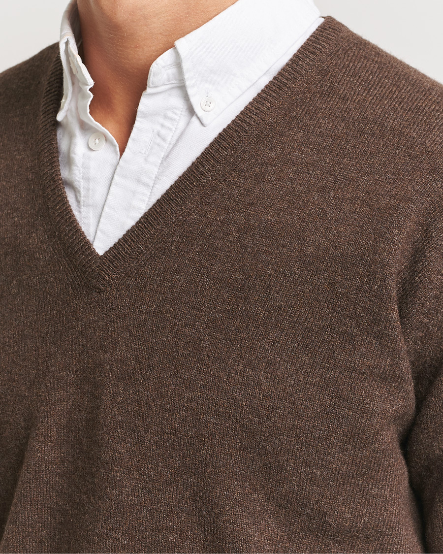 William Lockie Rob Lambswool V-Neck Mocha