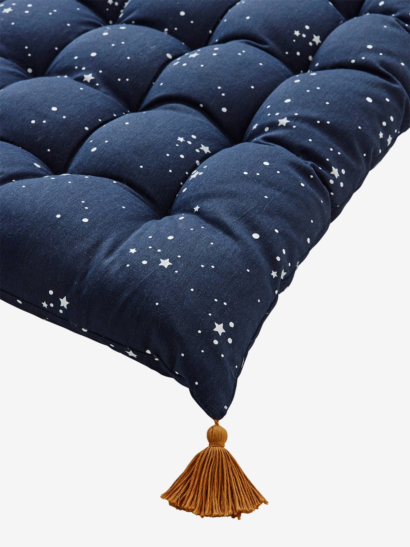 Colchão de chão com franjas estampadas em azul escuro.