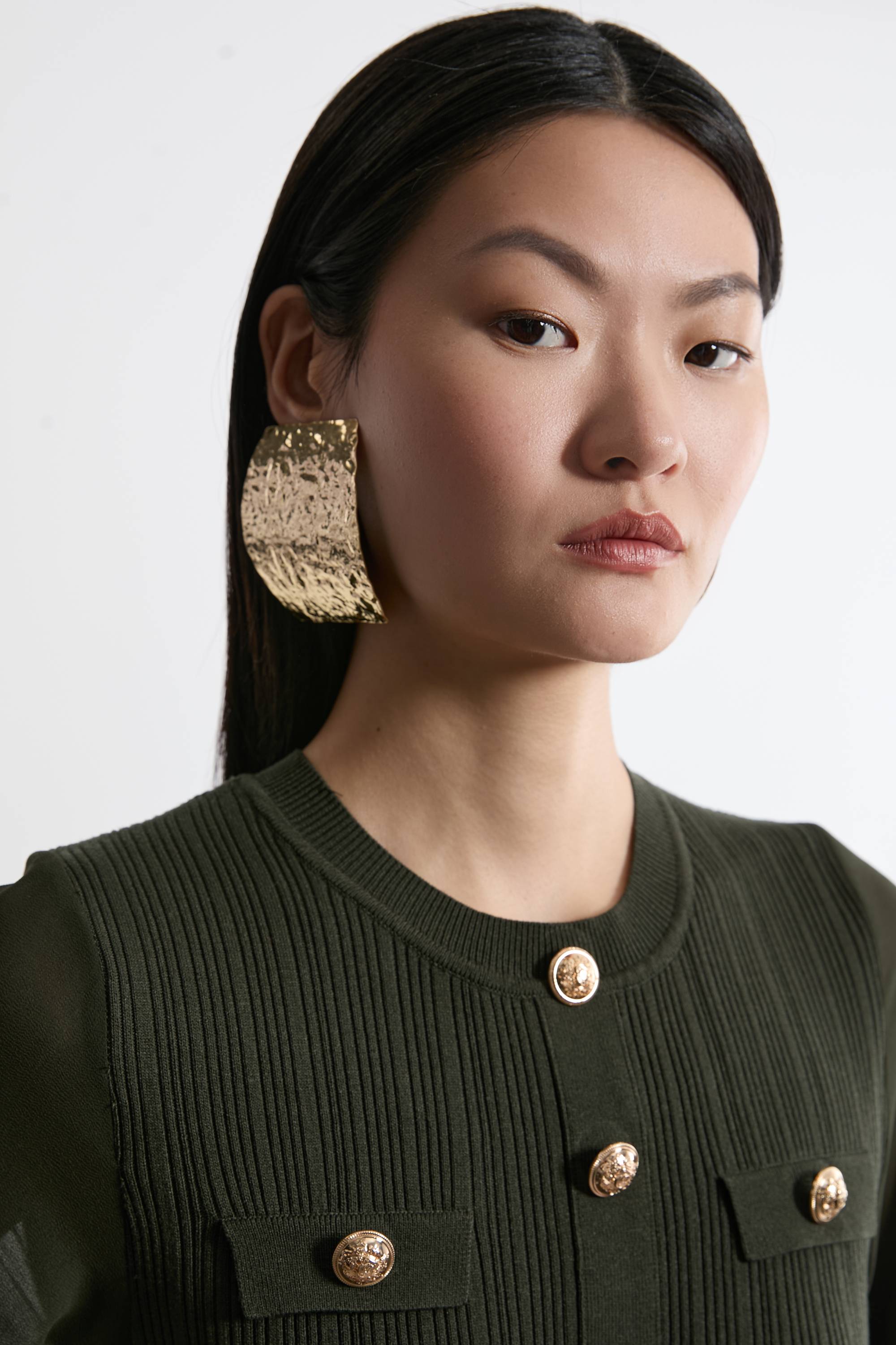 KarenMillen Robe maxi en maille mélange de viscose avec manches en chiffon et détails militaires