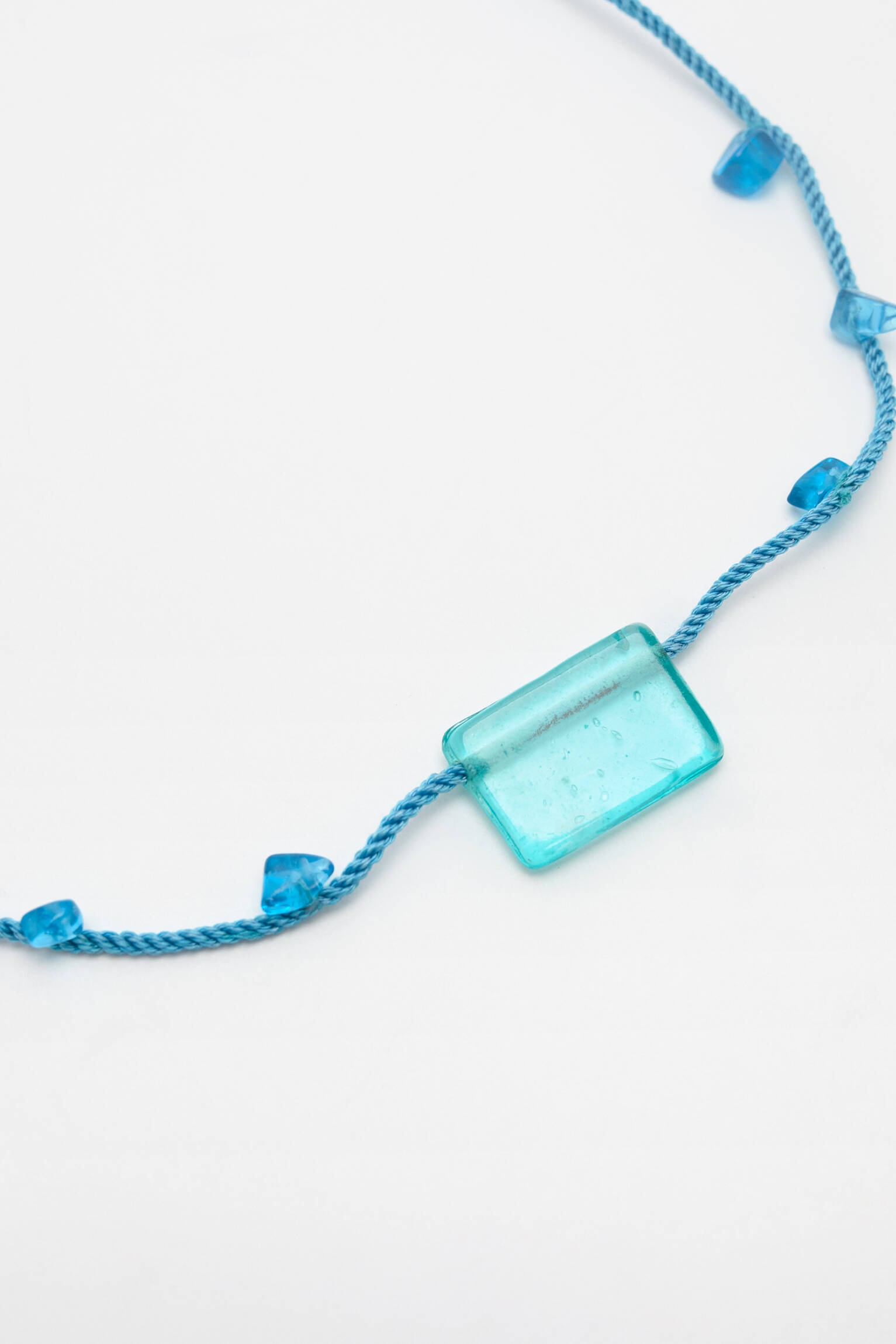Colar com cordão de pedra azul