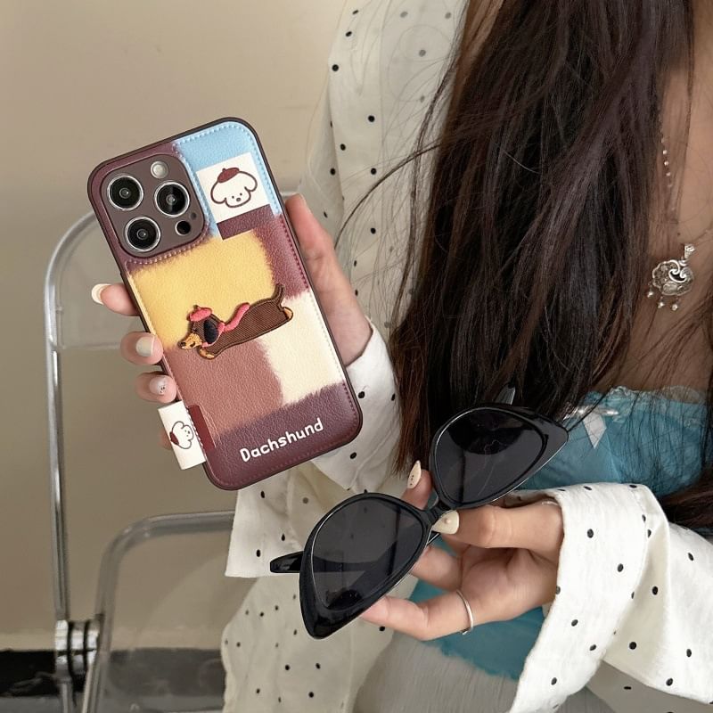 Fonekase - Telefoonhoesje van imitatieleer met hondenapplicatie - iPhone 16 Pro Max / 16 Pro / 16 Plus / 16 / 15 Pro Max / 15 Pro / 15 Plus / 15 / 14 Pro Max / 14 Pro / 14 Plus / 14 / 13 Pro Max / 13 Pro / 13 / 13 Mini