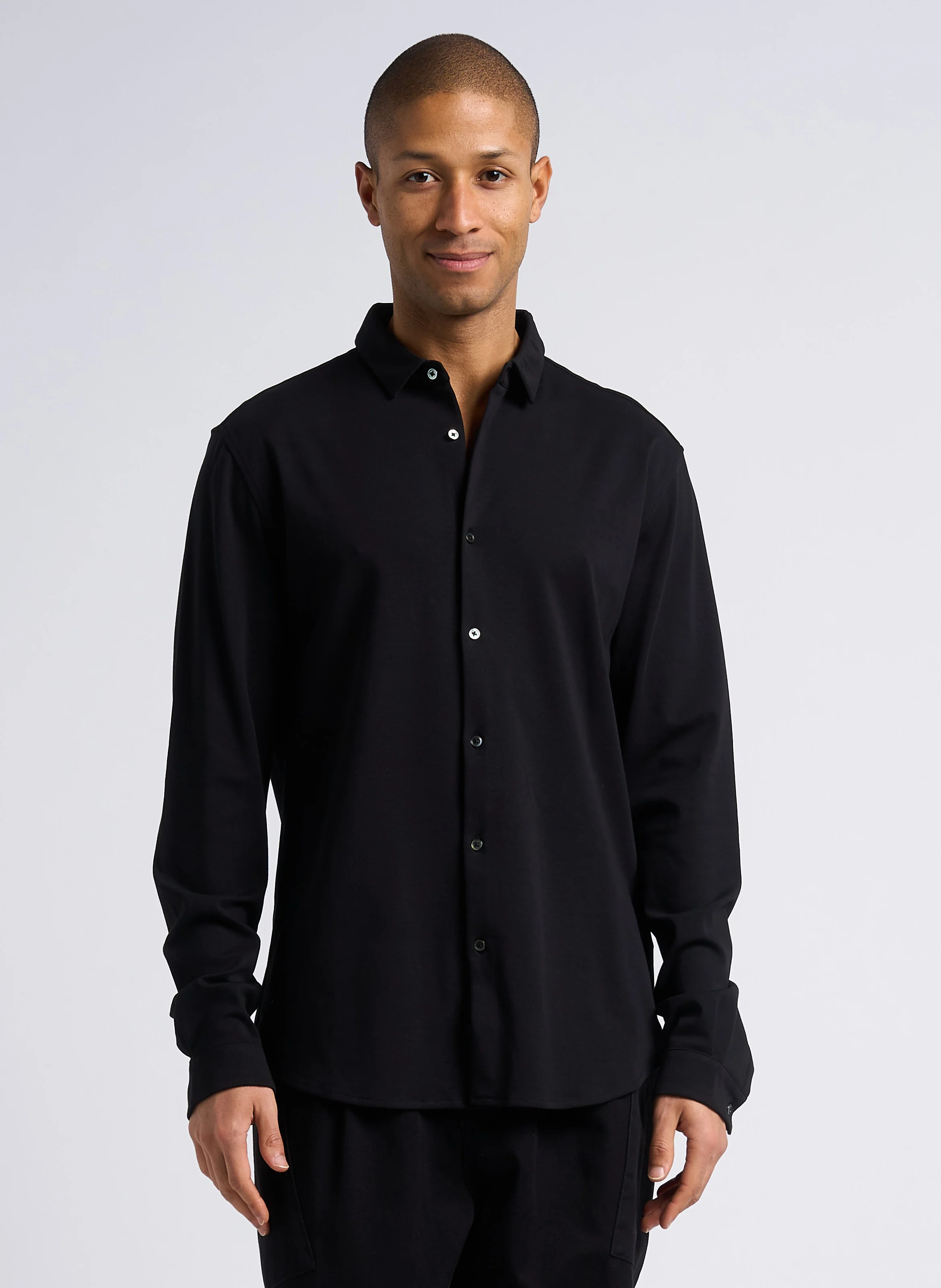 Chemise col classique regular-fit en coton bio mélangé | Noir