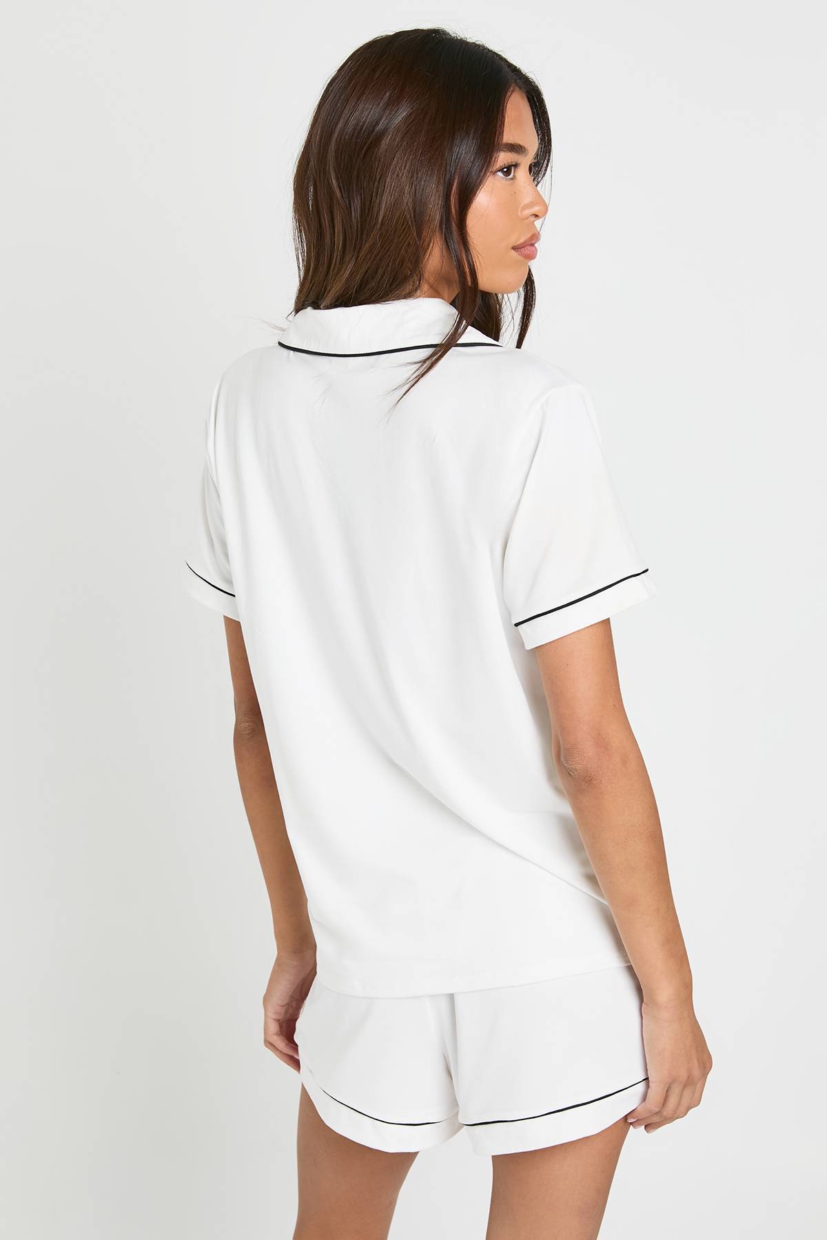 boohoo Ensemble pyjama chemise à manches courtes avec détail de passepoil en jersey et short