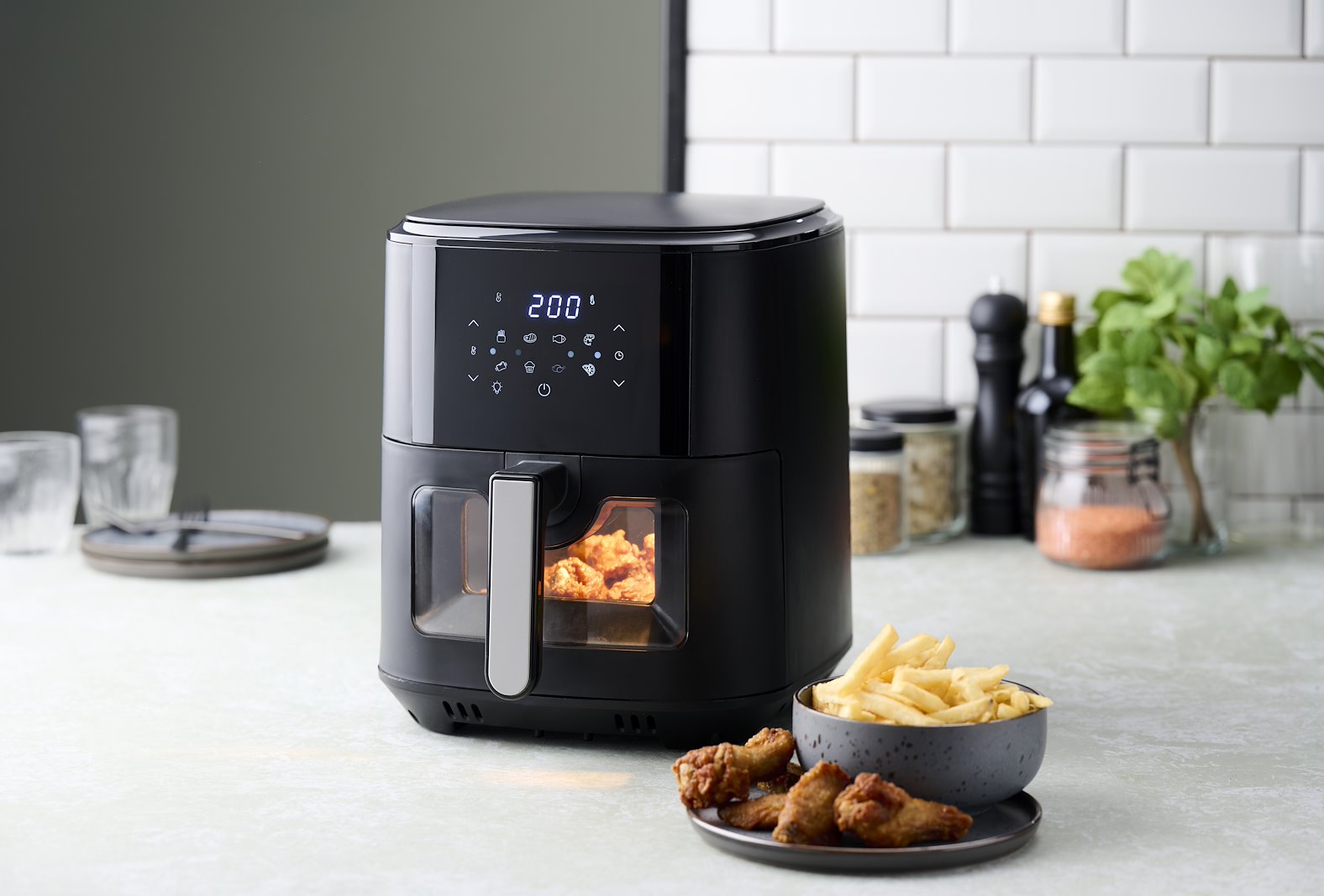 DAY Airfryer 6,5 liter, 80-200 grader justerbar temperatur. Nonstick belegg. 1500W.