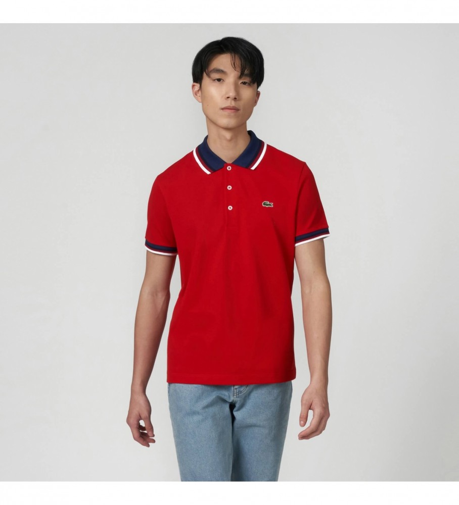 Polo masculina Lacoste de corte regular em piqué de algodão elástico com gola vermelha contrastante.