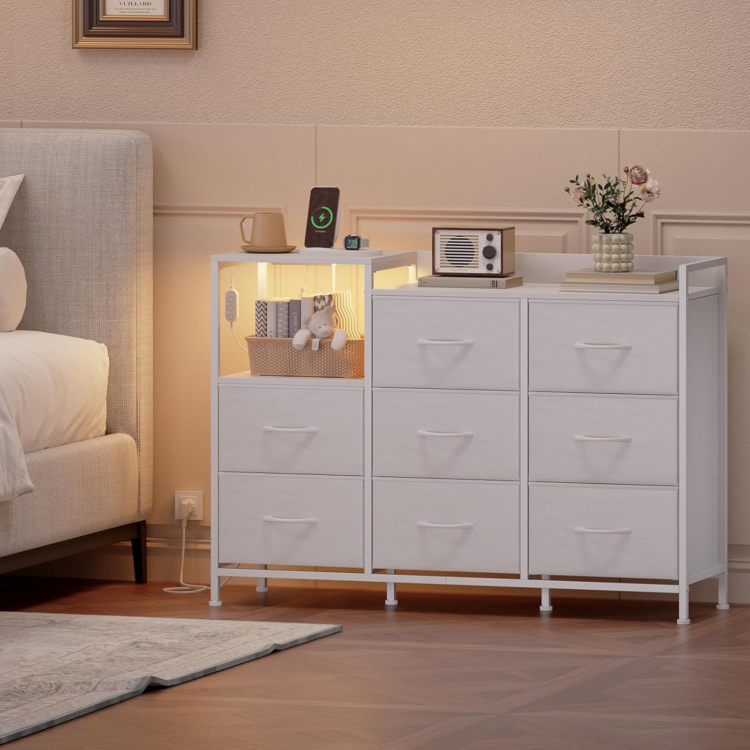 Somdot Kommode Schlafzimmer Wohnzimmer Flur mit Schubladen, Komodenschrank mit LED und Steckdosenleiste (2 AC-Steckdosen, 1USB, 1Type-C), 8 Stoffschubladen, Weiß, 29T x 99B x 70,5H cm
