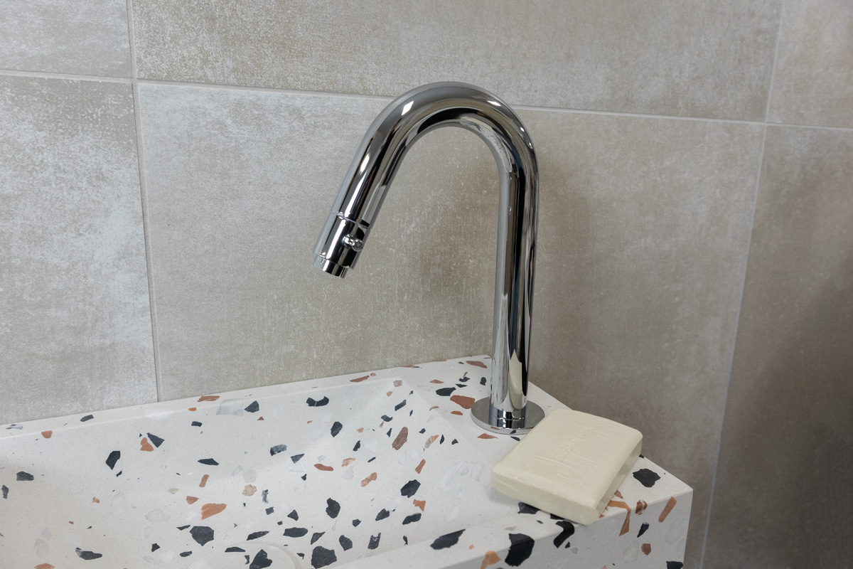 Saniclear Terrazzo fonteinset met gebogen kraan in chroom