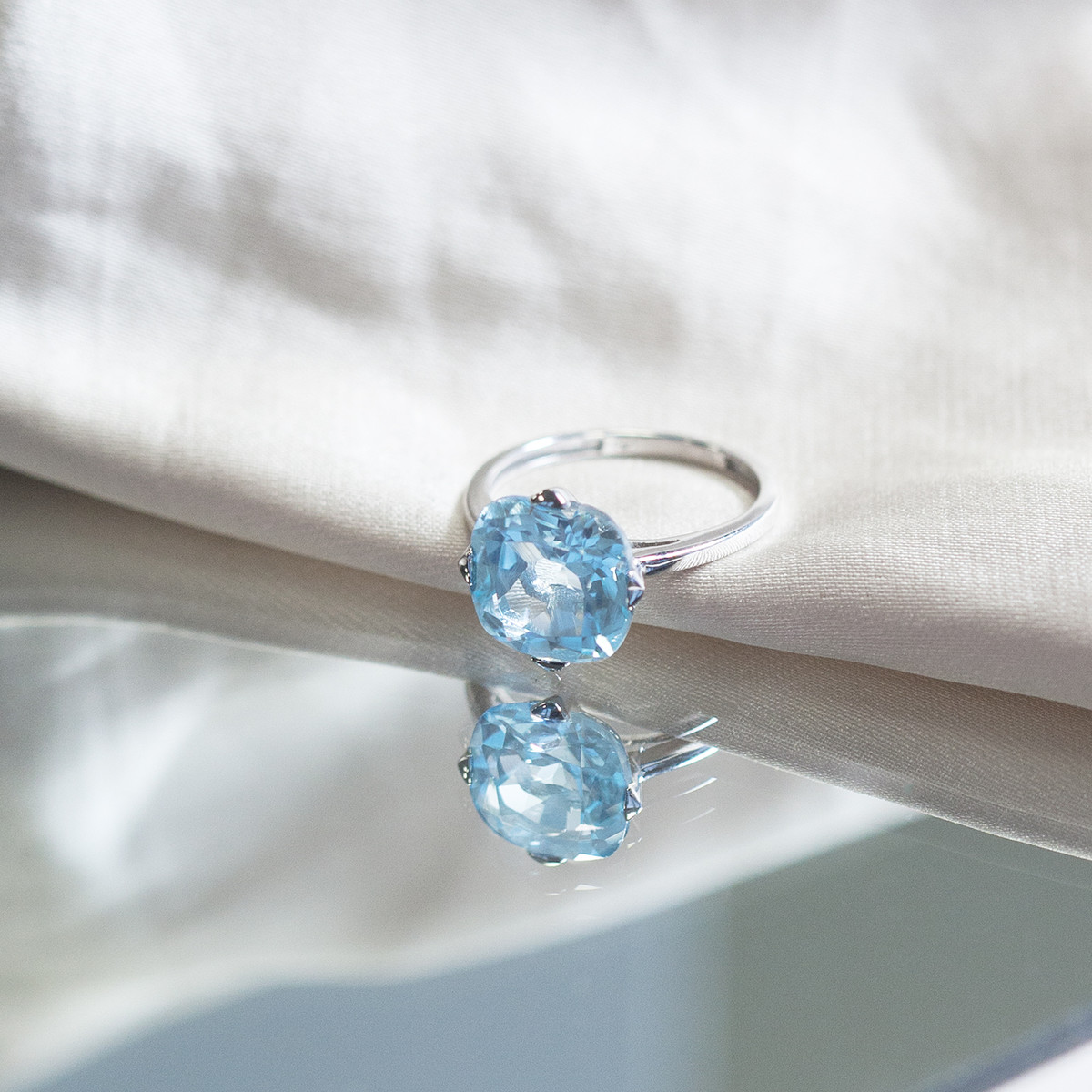 Bague or blanc 750, 1 Topaze bleue 5 carats.