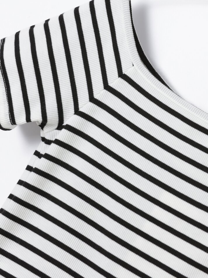 Camiseta listrada com ombros à mostra - Preta/Branca