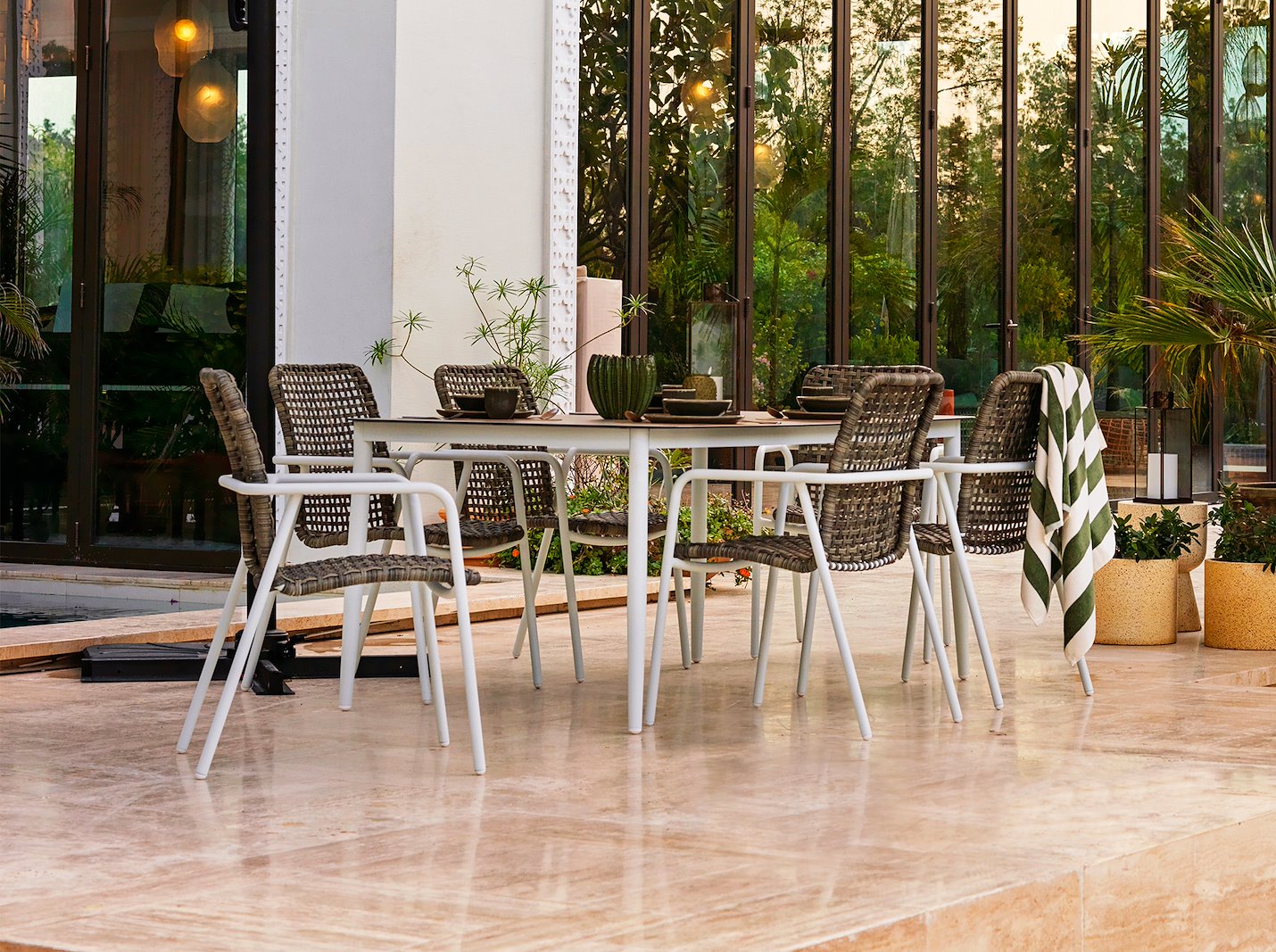 Verona hagespisebord Betongfarget herdet glassplate med hvitlakkert aluminium understell. 180x100 cm