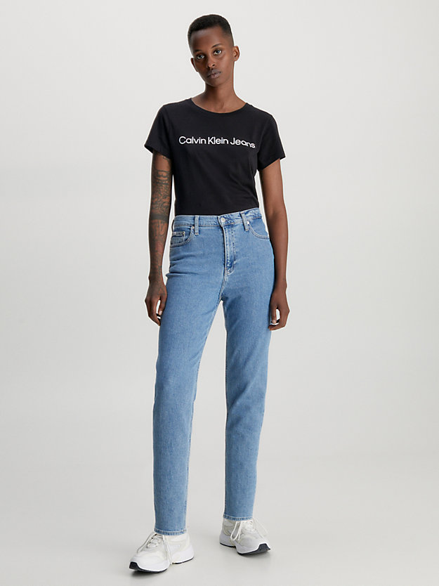 Camiseta de algodão orgânico de corte justo com logotipo.
