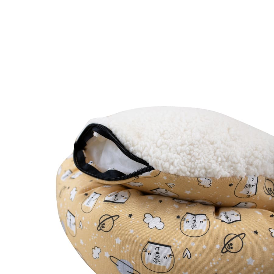 Cama em forma de caverna com estampa de quadrinhos amarela da Leeby para gatos.