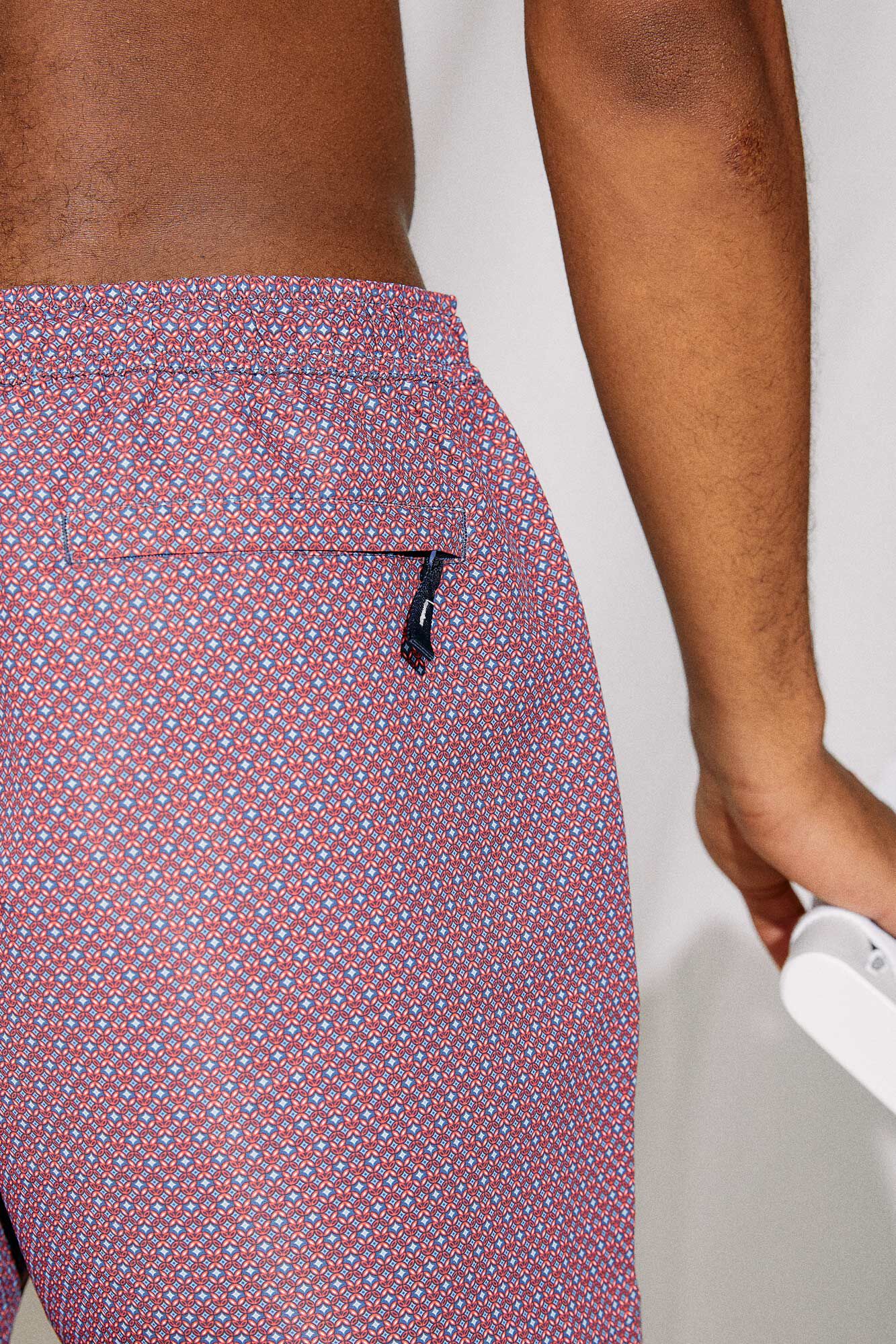Maiô estampado com bolso pequeno com zíper - estampa bordô
