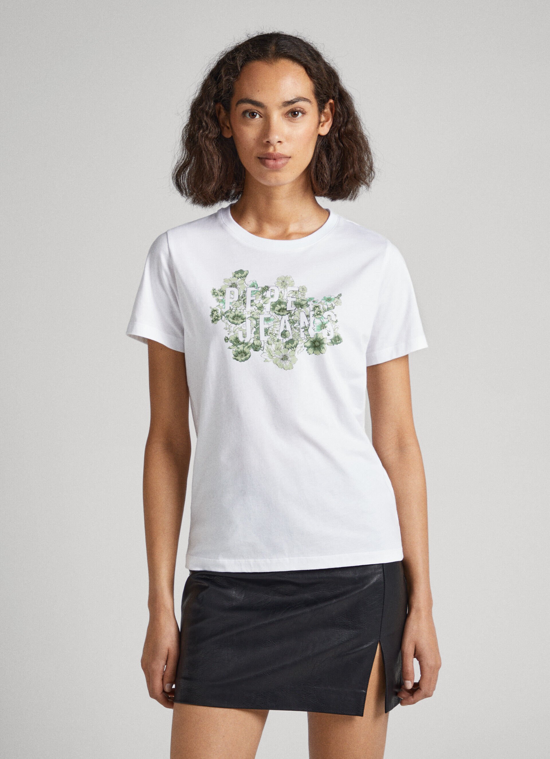 CAMISETA COM ESTAMPA FLORAL - branca