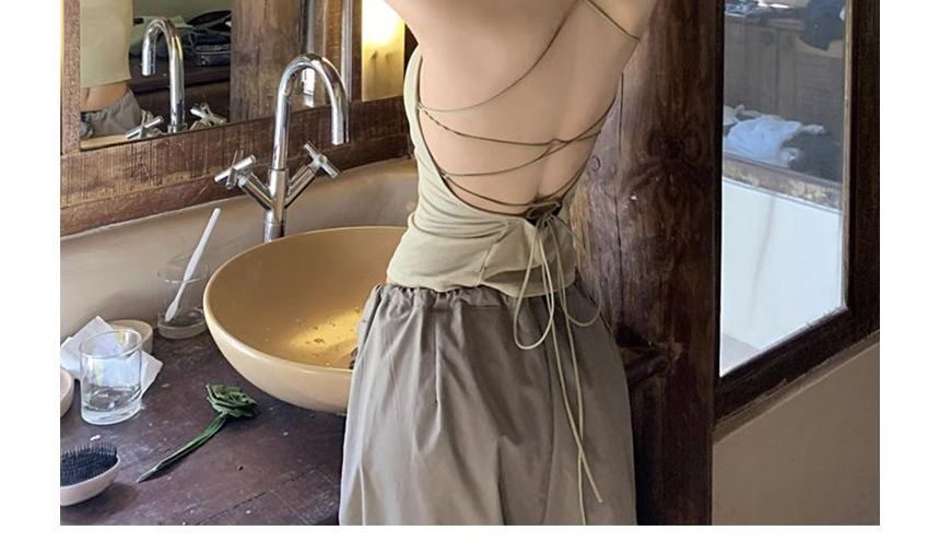 Gwendolyn - Haltertop met open rug en gewatteerde crop top