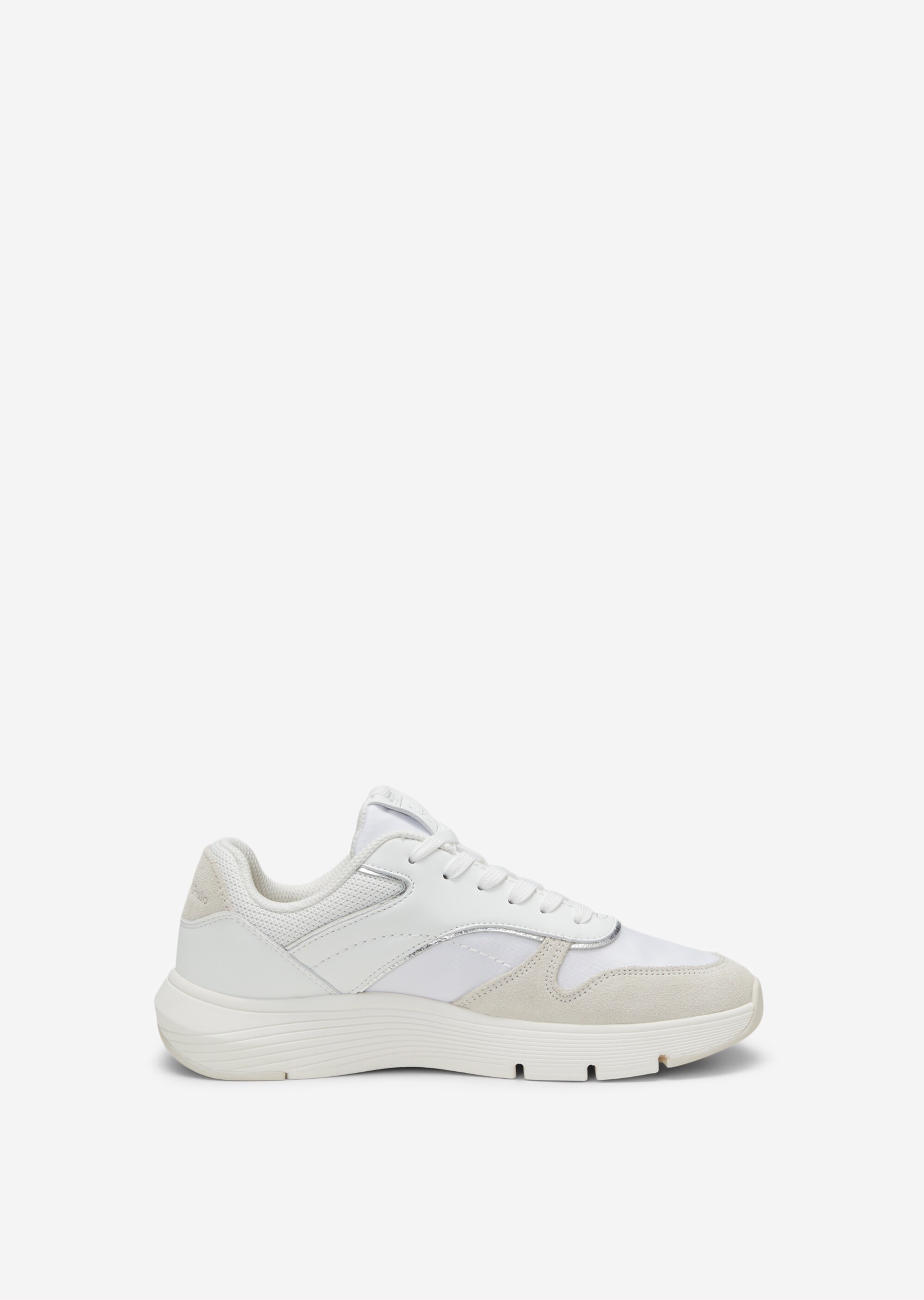 Sneaker aus hochwertigem Material-Mix