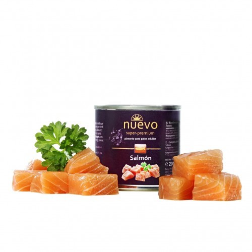 Novo alimento úmido para gatos adultos com salmão.