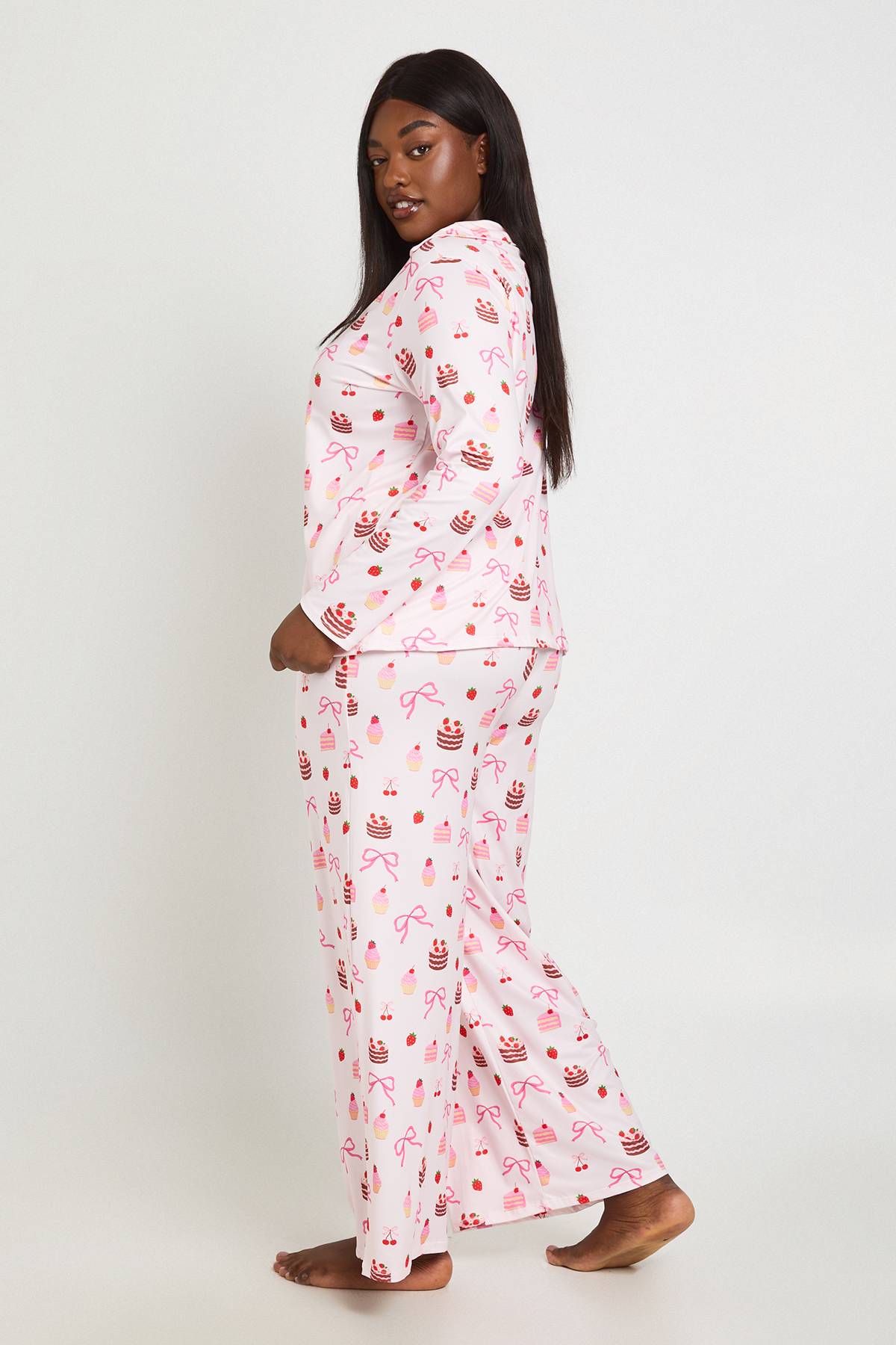 boohoo Ensemble Pyjama Grande Taille Chemise À Manches Longues Et Pantalon Imprimé Gâteaux Et Nœuds