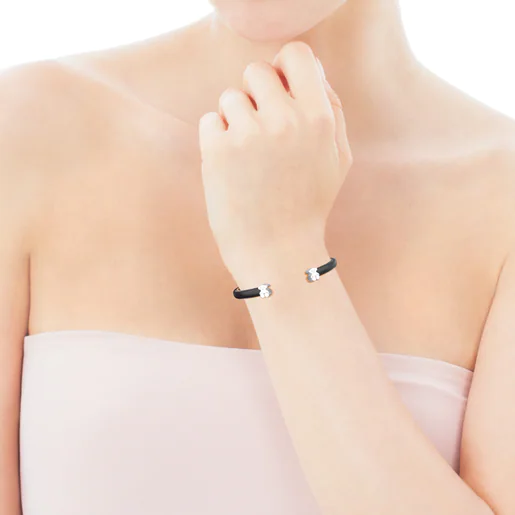 Pulseira Sweet Dolls em couro prateado e preto.