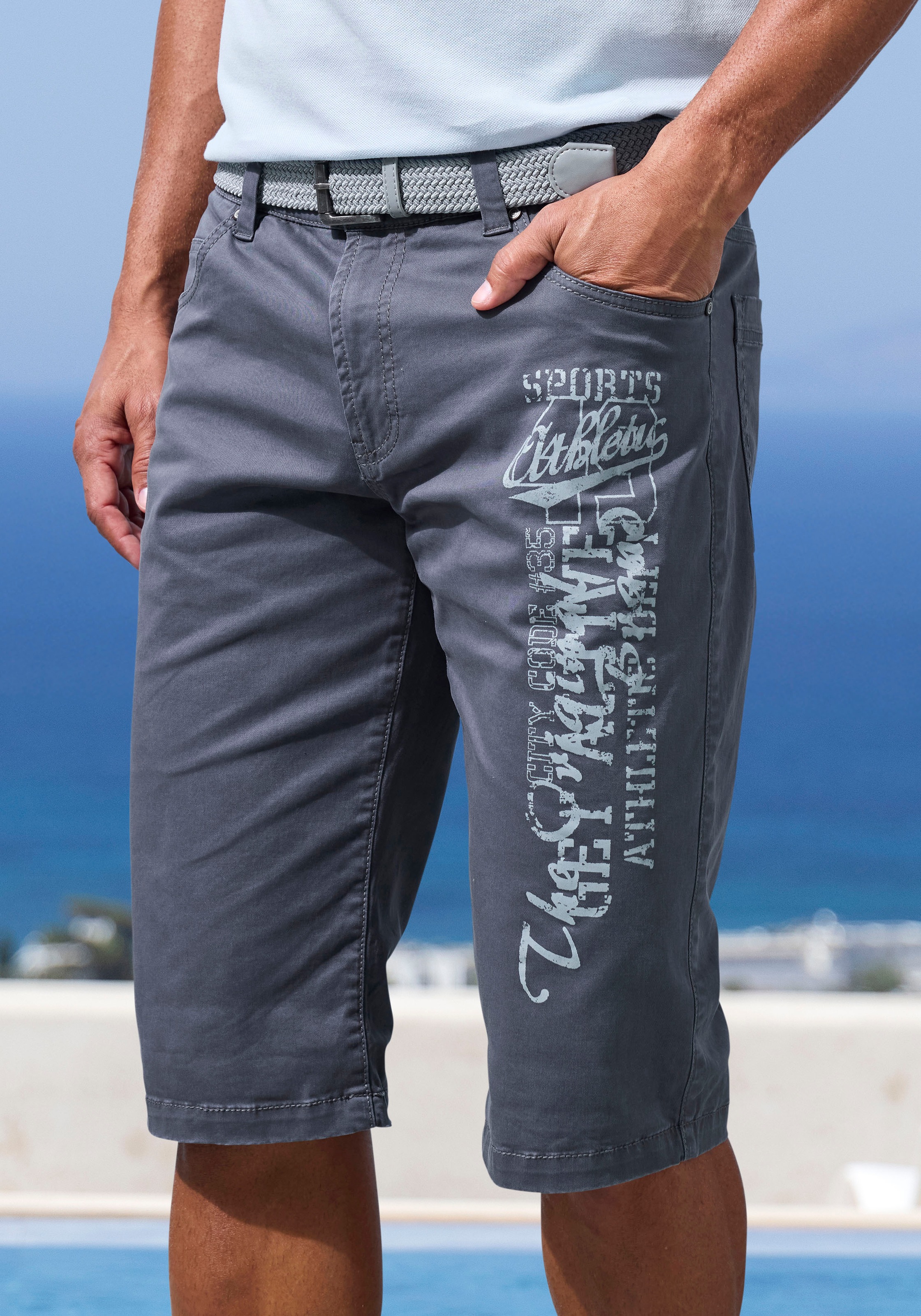 John Devin Bermudas »aus elastischer Baumwollmischung«  mit grossem Druck auf dem Bein, 3/4 Shorts