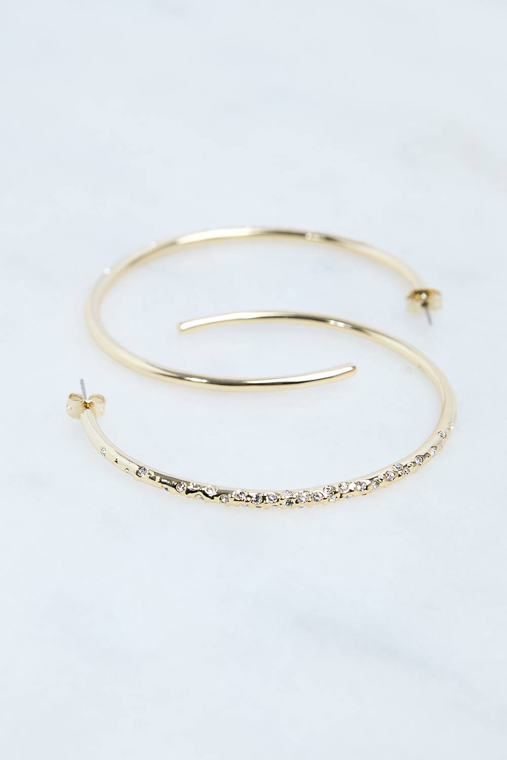 KarenMillen Boucles d'oreilles créoles larges serties à la main, parsemées de cristaux européens