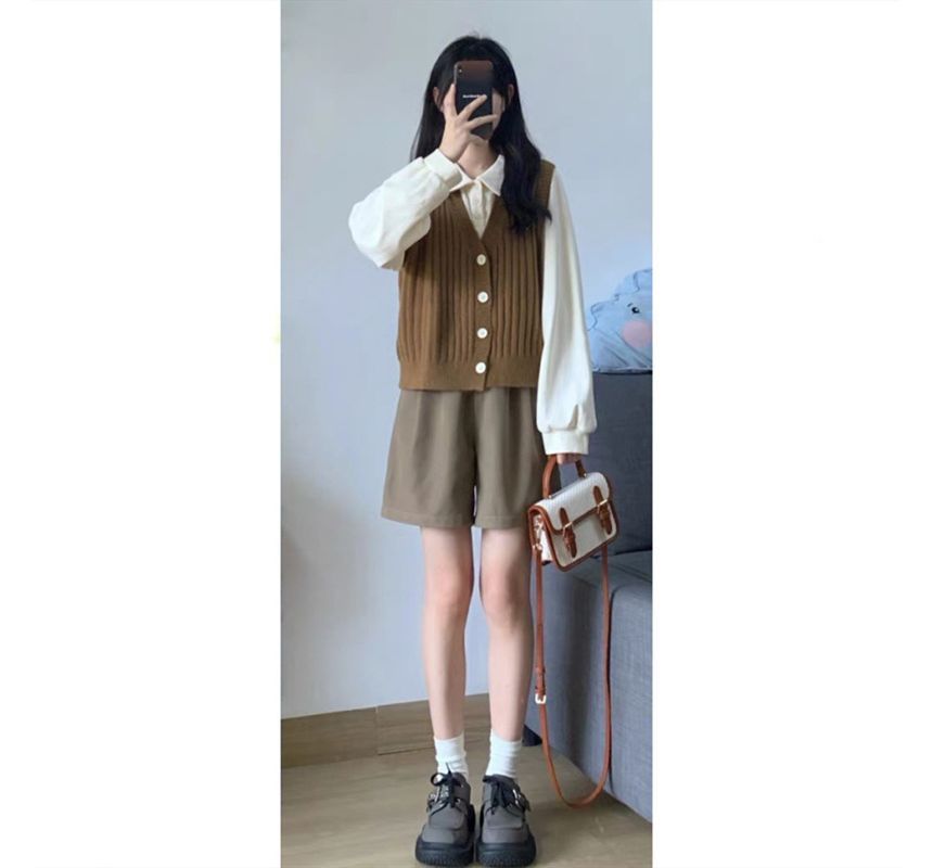 Ango - V-hals geribbeld vest met knoopjes / poloshirt met lange mouwen / shorts met hoge taille en wijde pijpen