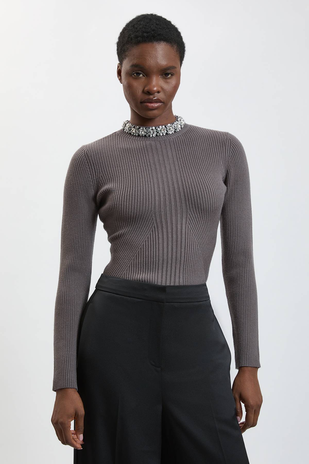 KarenMillen Synthétiquell Côtelé En Viscose Avec Détail Péplum Et Encolure Ornée De Cristaux