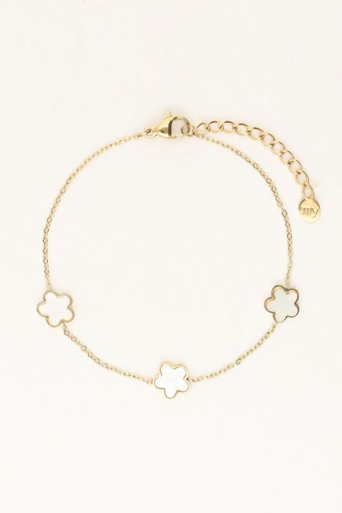 Minimalistische armband met drie parelmoer bloemen