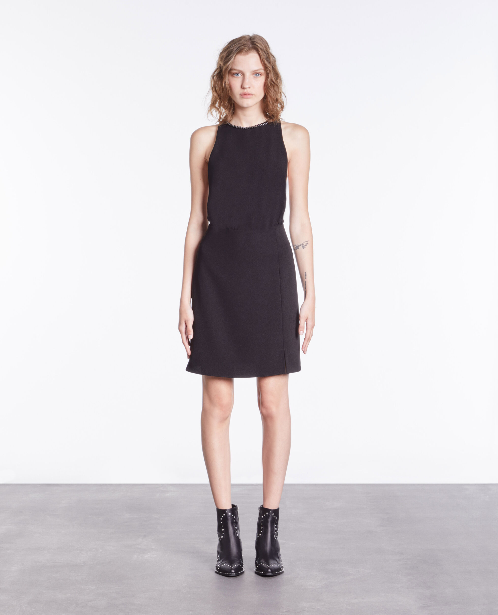 Robe courte noire en crêpe