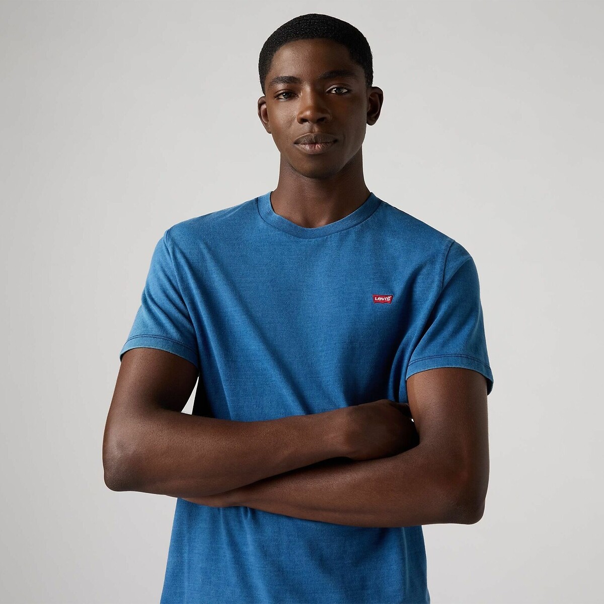 Camiseta LEVI'S com gola redonda e mangas curtas.