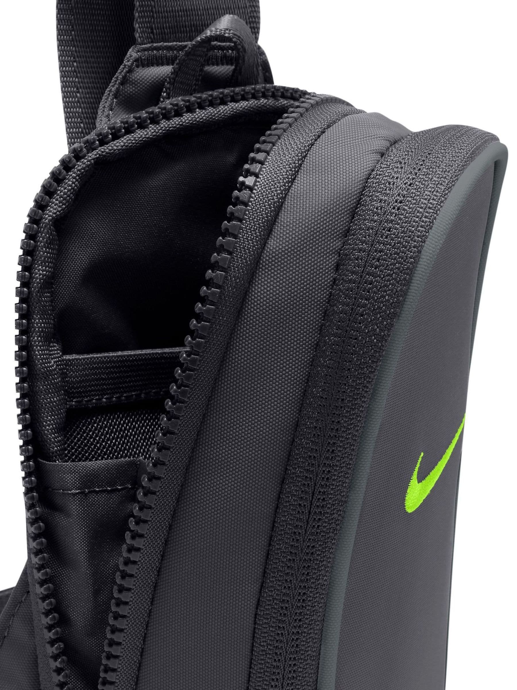Nike Sportswear Essentials crossbodytas (1L)