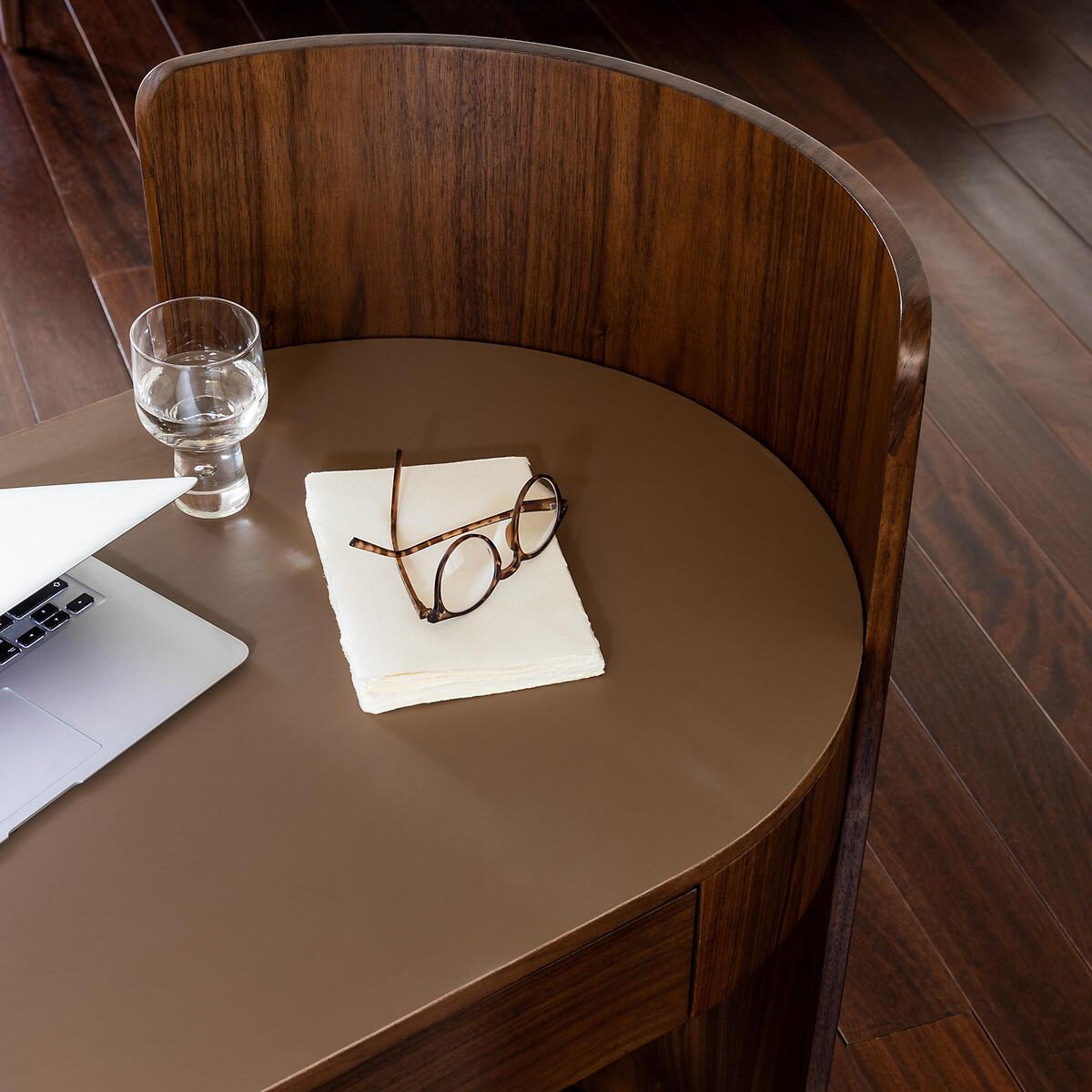 AM.PM<br>Mesa de escritório com folheado de nogueira e couro, Abbas