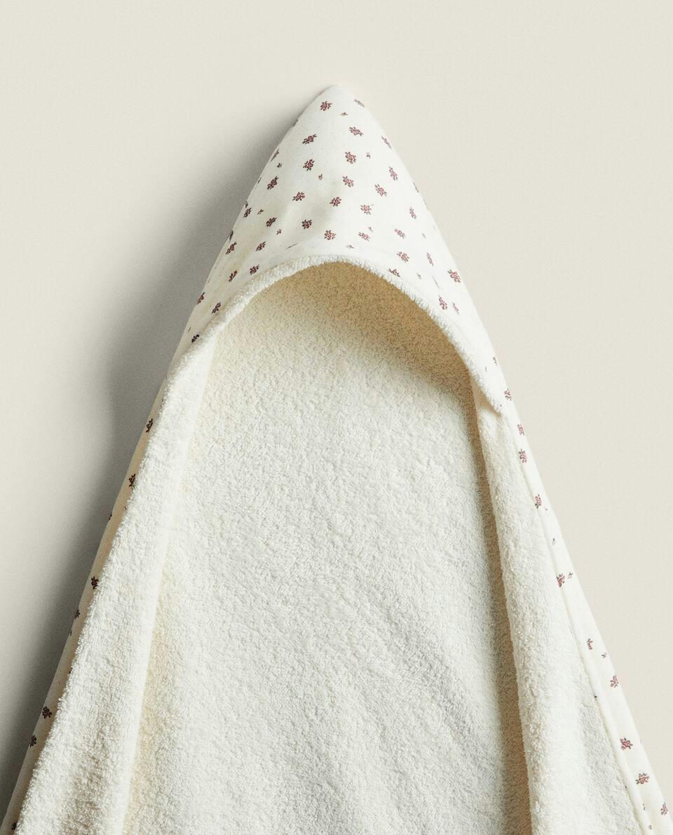 TOALHA INFANTIL COM CAPUZ E ESTAMPA FLORAL