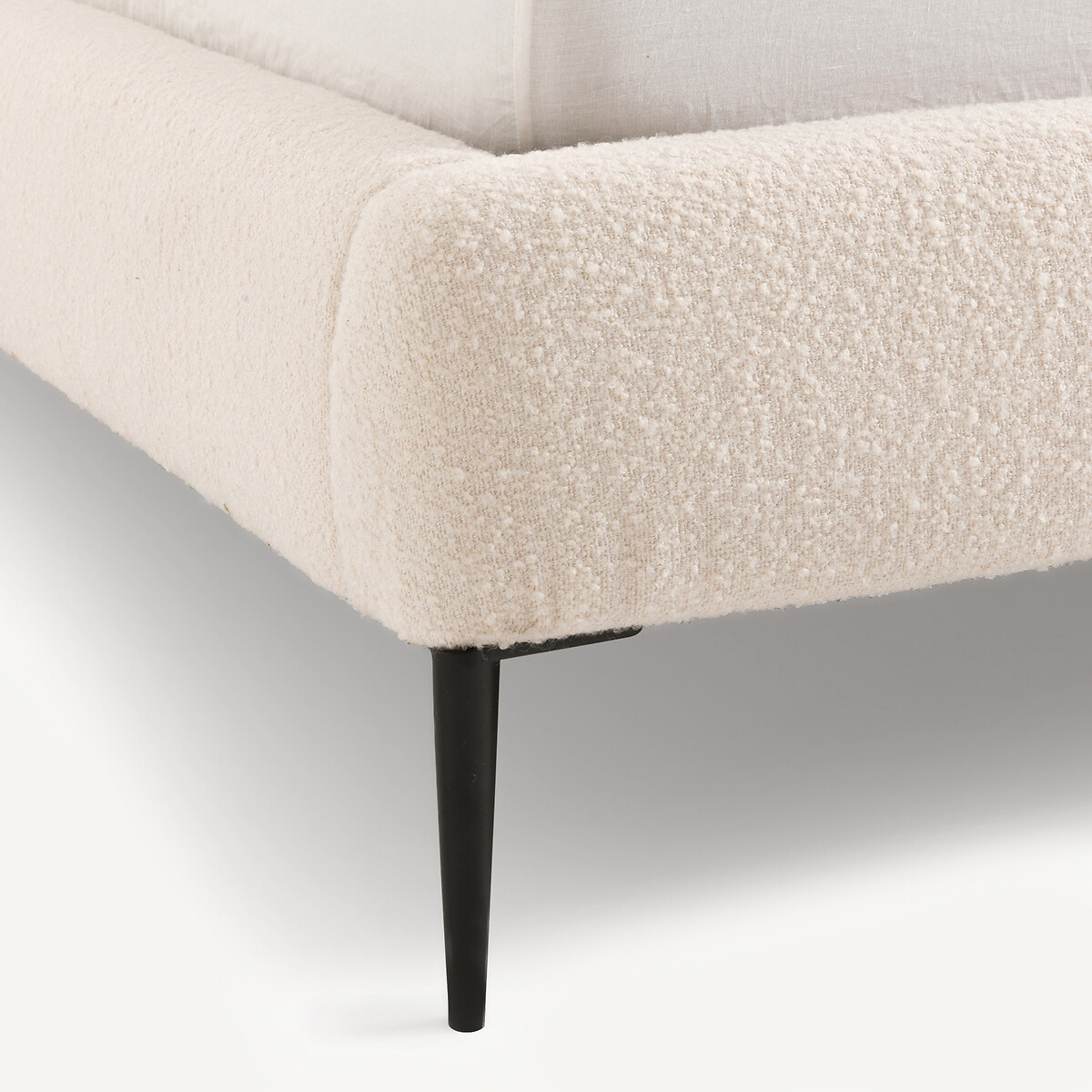 AM.PM<br>Cama de casal em tecido bouclé, modelo Oscar E. Gallina