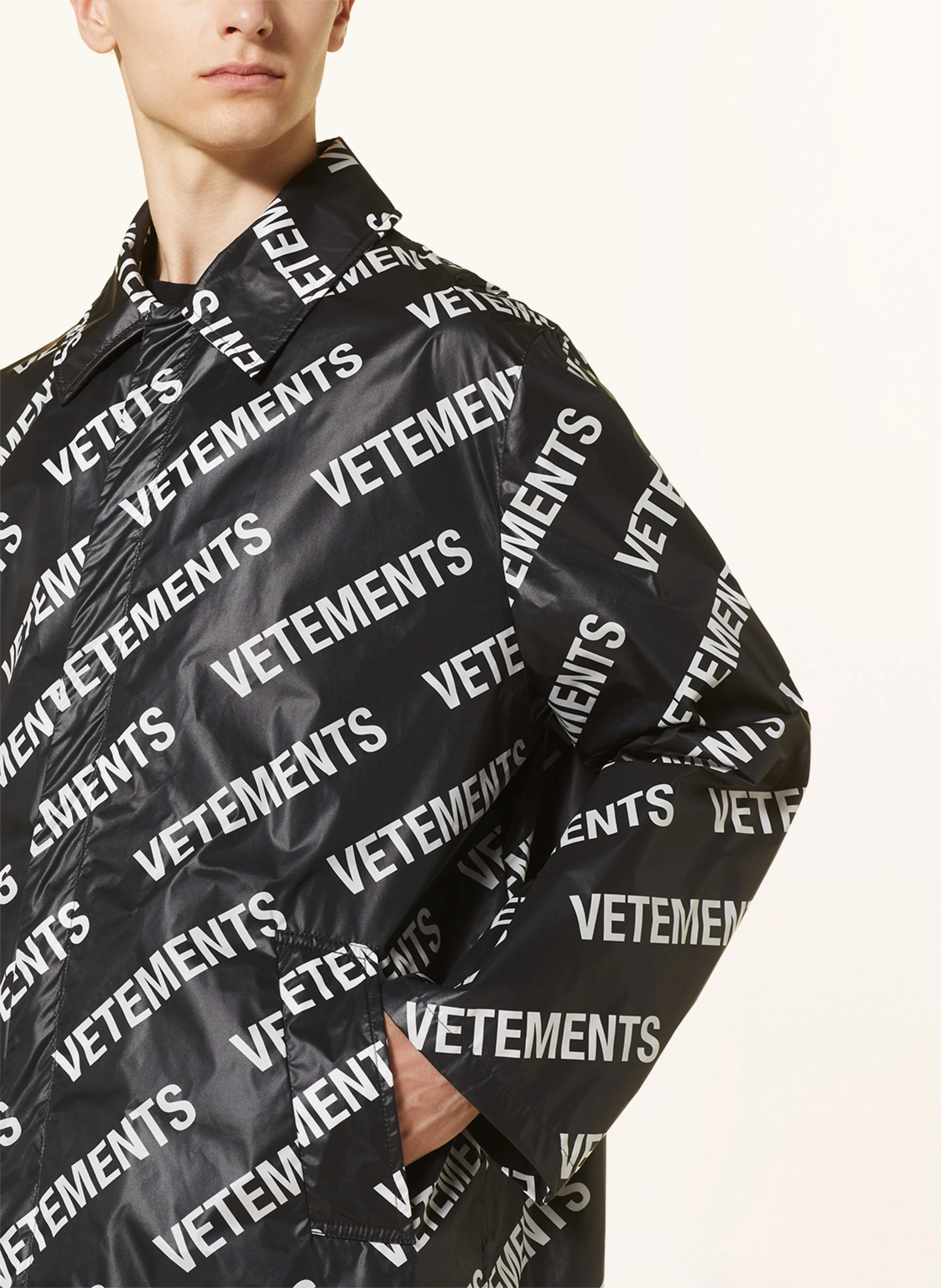 VETEMENTS Mantel