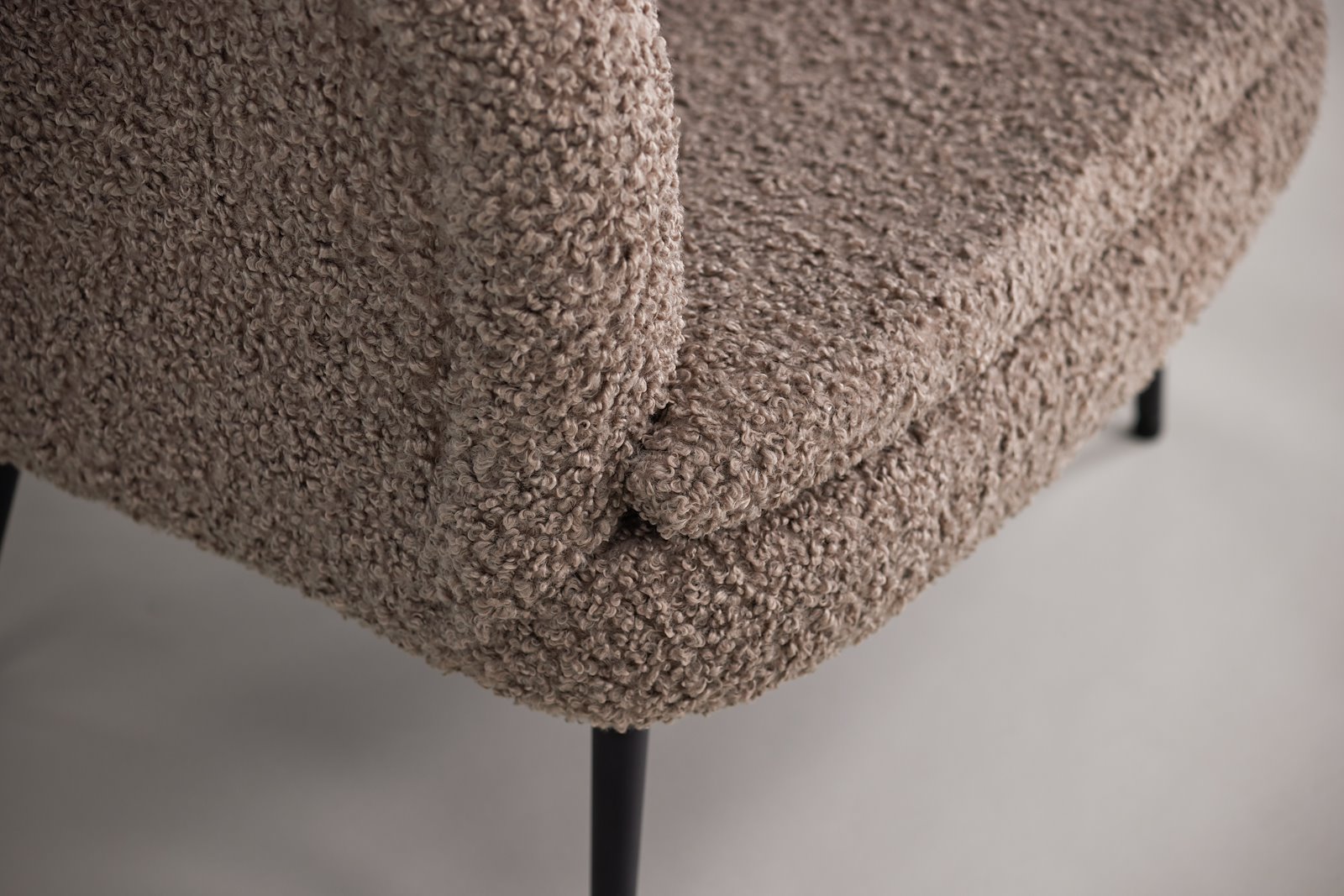 Nordkoster Stol Mørk beige teddystoff, sorte ben\n
