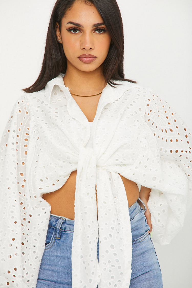Blouse blanche courte a noué en broderie anglaise