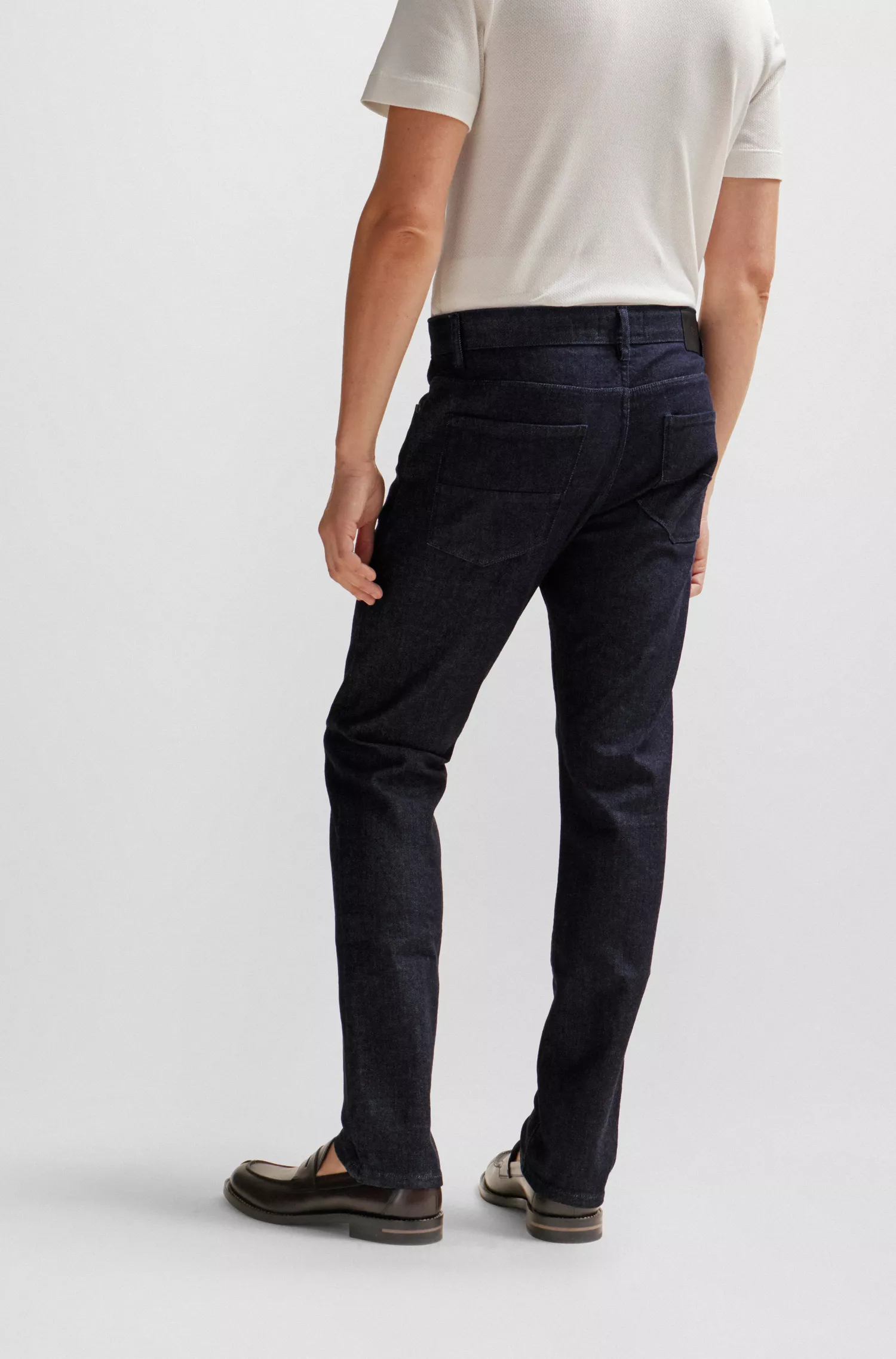 Calça jeans BOSS Camel Slim-fit em denim azul de luxo e conforto.