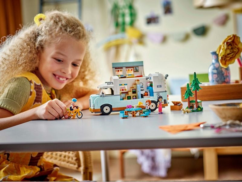 LEGO® Friends Wohnmobil 42663 Vielseitiges Spielset für Freundschaftsgeschichten und jede Menge Rollenspiele