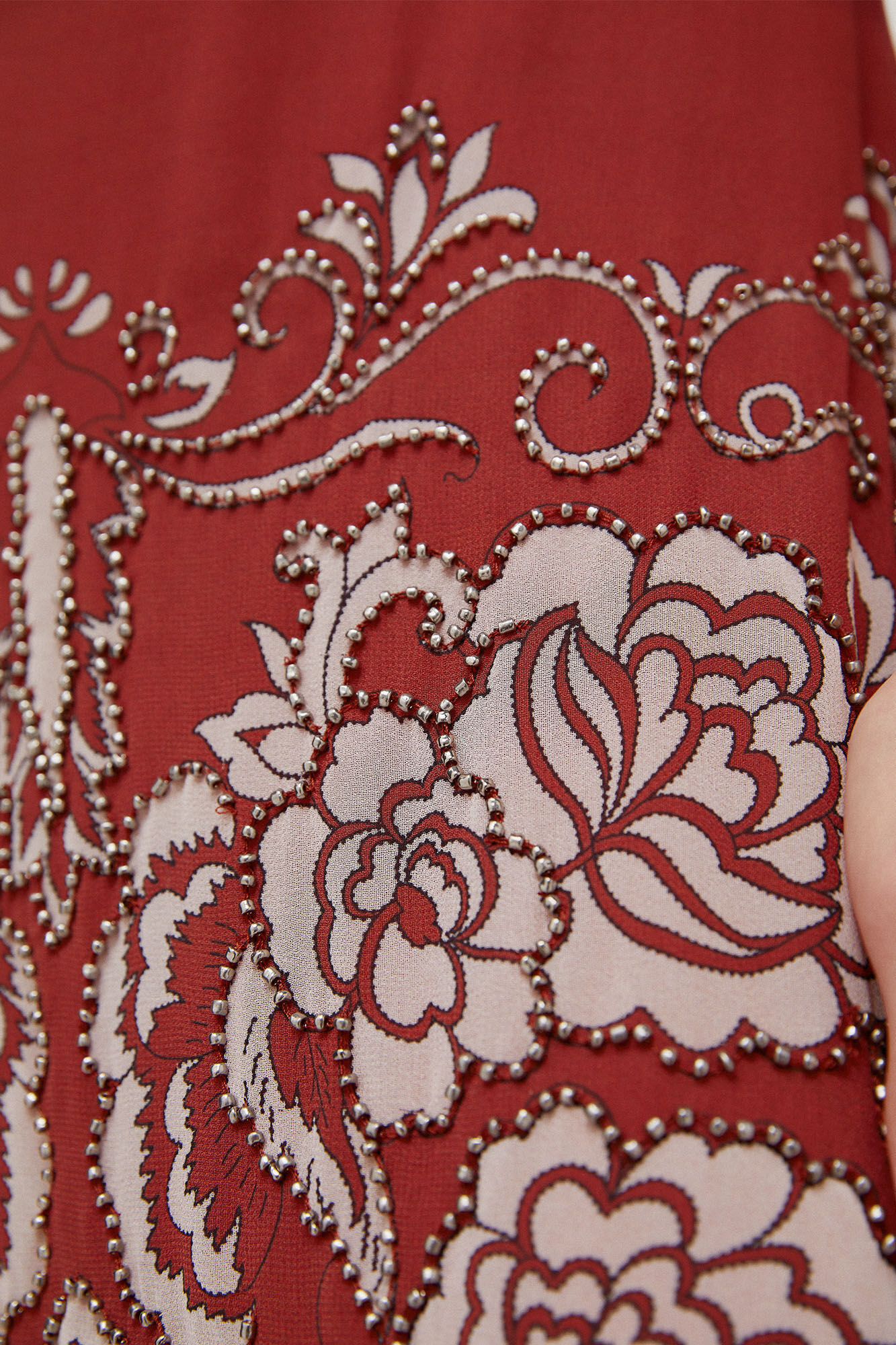 Branco. Vestido estampado com strass - Coral