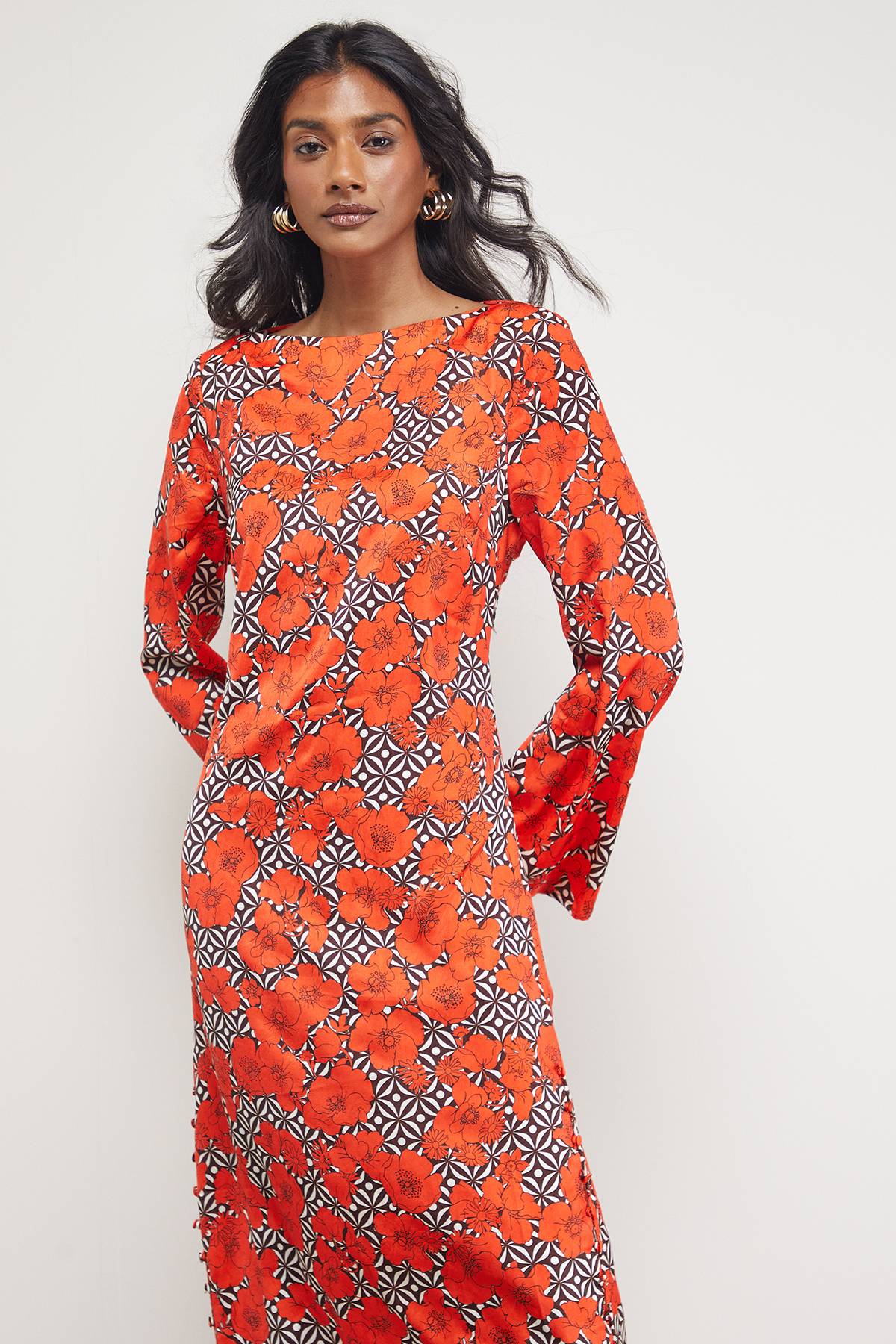 Warehouse Robe Midi Florale en Satin Froissé Coupe Biais avec Boutons Latéraux